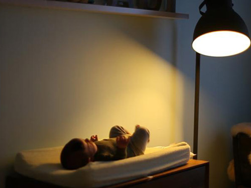 Bật đèn khi ngủ ảnh hưởng đến phát triển thị giác của trẻ