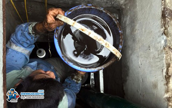 Thau rửa bể nước tại Hoàn Kiếm