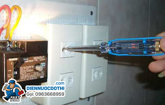Kiểm tra nguồn điện bằng bút thử điện Kiểm tra nguồn điện bằng bút thử điện