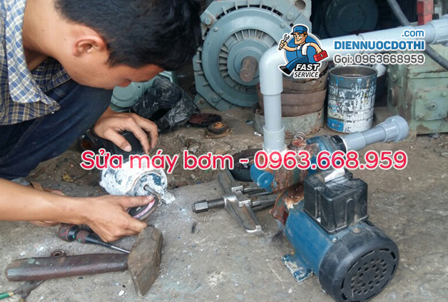 Thợ sửa máy bơm nước cẩn thận Thợ sửa máy bơm nước cẩn thận