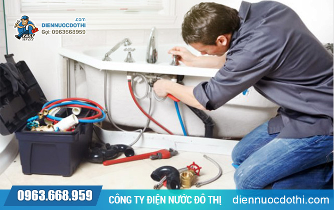 Thợ sửa ống nước cẩn thận, trách nhiệm với công việc Thợ sửa ống nước cẩn thận, trách nhiệm với công việc