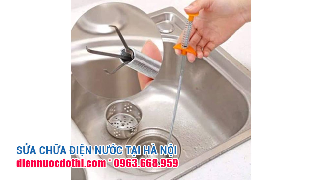 Dùng dụng cụ chuyên dụng thông đường dẫn nước Dùng dụng cụ chuyên dụng thông đường dẫn nước